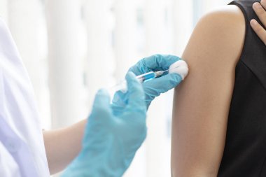 Doktor, virüsün yayılmasını önlemek için kadınlara antibiyotik ya da yeni antikorlar veriyor, bulaşıcı hastalıklara karşı aşı.