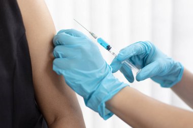 Doktor, virüsün yayılmasını önlemek için kadınlara antibiyotik ya da yeni antikorlar veriyor, bulaşıcı hastalıklara karşı aşı.