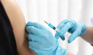 Doktor, virüsün yayılmasını önlemek için kadınlara antibiyotik ya da yeni antikorlar veriyor, bulaşıcı hastalıklara karşı aşı.