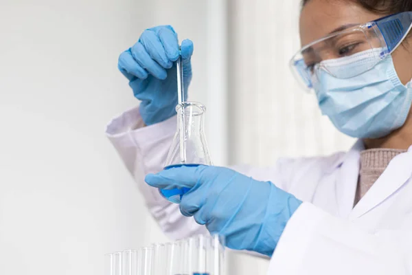Los Científicos Están Llevando Tubos Ensayo Químicos Azules Para Prepararse — Foto de Stock