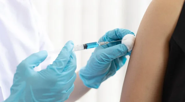 Medico Sta Vaccinando Donne Con Antibiotici Nuovi Anticorpi Prevenire Diffusione — Foto Stock