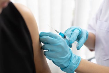 Doktor, virüsün yayılmasını önlemek için kadınlara antibiyotik ya da yeni antikorlar veriyor, bulaşıcı hastalıklara karşı aşı.