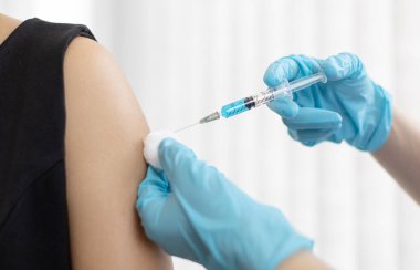 Doktor, virüsün yayılmasını önlemek için kadınlara antibiyotik ya da yeni antikorlar veriyor, bulaşıcı hastalıklara karşı aşı.