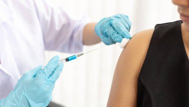 Doktor, virüsün yayılmasını önlemek için kadınlara antibiyotik ya da yeni antikorlar veriyor, bulaşıcı hastalıklara karşı aşı.