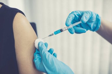 Doktor, virüsün yayılmasını önlemek için kadınlara antibiyotik ya da yeni antikorlar veriyor, bulaşıcı hastalıklara karşı aşı.