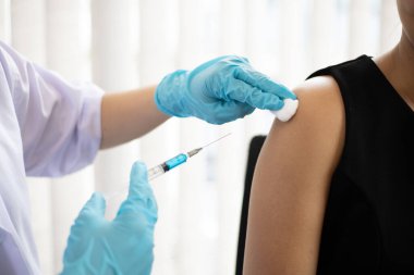 Doktor, virüsün yayılmasını önlemek için kadınlara antibiyotik ya da yeni antikorlar veriyor, bulaşıcı hastalıklara karşı aşı.