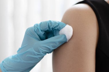 Doktor, virüsün yayılmasını önlemek için kadınlara antibiyotik ya da yeni antikorlar veriyor, bulaşıcı hastalıklara karşı aşı.