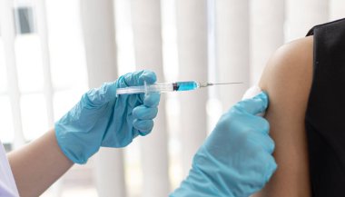 Doktor, virüsün yayılmasını önlemek için kadınlara antibiyotik ya da yeni antikorlar veriyor, bulaşıcı hastalıklara karşı aşı.