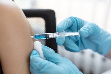 Doktor, virüsün yayılmasını önlemek için kadınlara antibiyotik ya da yeni antikorlar veriyor, bulaşıcı hastalıklara karşı aşı.