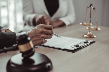 Mahkeme salonunda çalışan avukat veya danışmanlar şu anda şirketin yolsuzluk davalarını soruşturuyor ve müvekkillerine hukuki onay, dava ve adalet kavramını imzalatıyorlar..