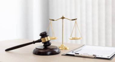 Geçmiş görüntüleri, çekiç hakemleri ve adalet, hukuki teraziler ve hukuki doğruluk kavramının yasal belgeleri.