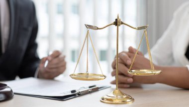 Mahkeme salonunda çalışan avukat veya danışmanlar şu anda şirketin yolsuzluk davalarını soruşturuyor ve müvekkillerine hukuki onay, dava ve adalet kavramını imzalatıyorlar..