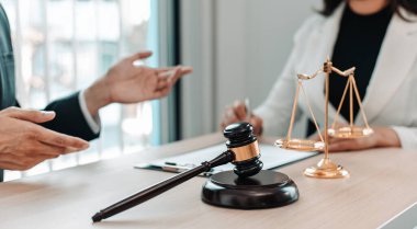 Avukatlar veya danışmanlar mahkeme salonunda çalışır ve şirket dolandırıcılığı, dava ve adalet kavramlarında adalet isteyen müvekkillerle veya şikayetçilerle pazarlık ederler..