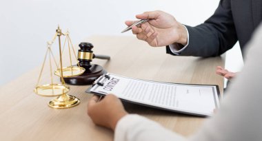 Avukatlar veya danışmanlar mahkeme salonunda çalışır ve şirket dolandırıcılığı, dava ve adalet kavramlarında adalet isteyen müvekkillerle veya şikayetçilerle pazarlık ederler..
