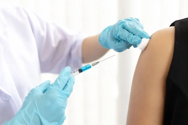 Medico Sta Vaccinando Donne Con Antibiotici Nuovi Anticorpi Prevenire Diffusione — Foto Stock