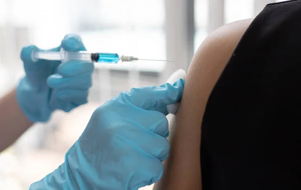 Врач Вакцинирует Женщин Антибиотиками Новыми Антителами Предотвращения Распространения Вируса Вакцинация — стоковое фото