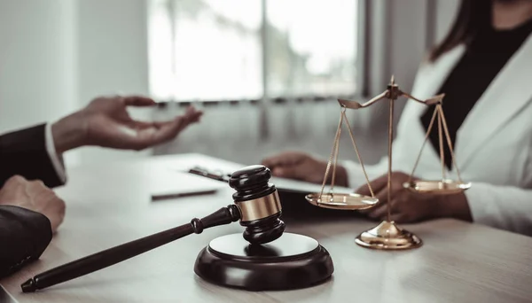 Avukatlar veya danışmanlar mahkeme salonunda çalışır ve şirket dolandırıcılığı, dava ve adalet kavramlarında adalet isteyen müvekkillerle veya şikayetçilerle pazarlık ederler..