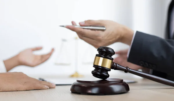 Adwokaci Lub Konsultanci Pracują Sali Sądowej Negocjują Klientami Lub Skarżącymi — Zdjęcie stockowe
