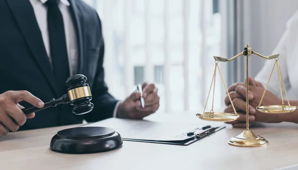 Advokater Eller Konsulter Som Arbetar Rättssalen Undersöker För Närvarande Bolagets — Stockfoto