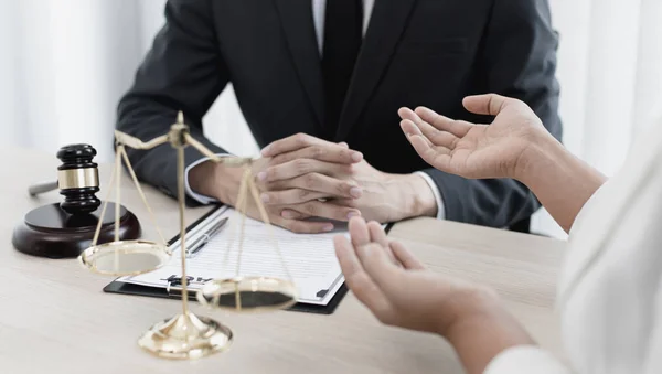 Attorneys Consultants Work Courtroom Negotiate Clients Complainants Who Want Justice — Stock Photo, Image