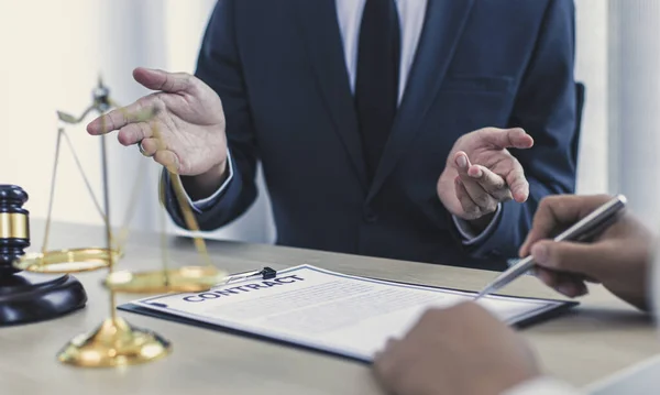 Attorneys Consultants Work Courtroom Negotiate Clients Complainants Who Want Justice — Stock Photo, Image