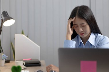 Asyalı kadın çalışanlar yapılan hatalar, umutsuzluk ya da hayal kırıklığı, yaşam konseptinin başarısızlığı yüzünden hayal kırıklığına uğruyor..