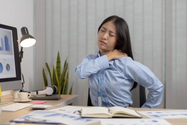 Asyalı bayan çalışanlar yoğun çalışmalarından ve mesai saatlerinden sonra dinleniyorlar. Vücut yorgunluğunu ve bilek ağrısını dindiriyorlar..