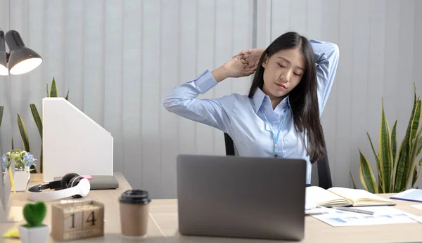 Mulher Negócios Asiática Relaxante Após Horas Extras Trabalhando Escritório Mulheres — Fotografia de Stock