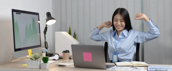 Asijské Podnikatelka Relaxační Práci Přesčas Kanceláři Šťastné Ženy Odpočívající Práci — Stock fotografie