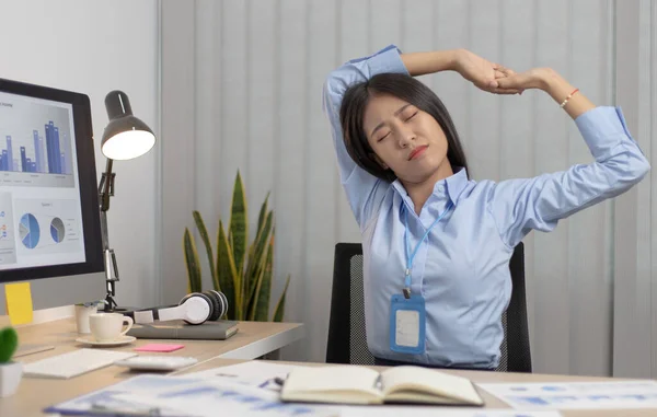 Asijské Podnikatelka Relaxační Práci Přesčas Kanceláři Šťastné Ženy Odpočívající Práci — Stock fotografie