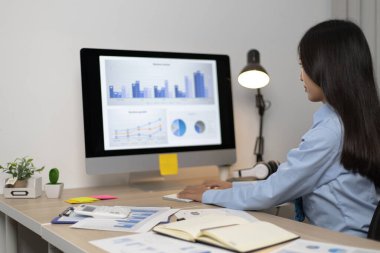 Pazarlama personeli, pazarlama planının mevcut ekonomik şartlarla uyumlu hale getirilmesi ve şirketin pazarlama planının iyileştirilmesi için şirketin gelir verilerini analiz ediyor..