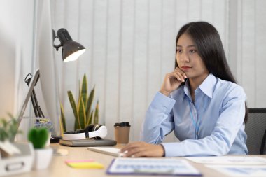 Pazarlama personeli, pazarlama planının mevcut ekonomik şartlarla uyumlu hale getirilmesi ve şirketin pazarlama planının iyileştirilmesi için şirketin gelir verilerini analiz ediyor..