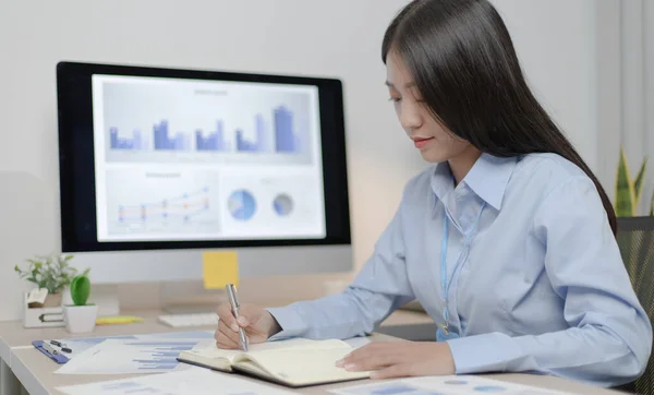 Studenti Asiatiche Stanno Registrando Loro Informazioni Studio Taccuino Personale Concetto — Foto Stock