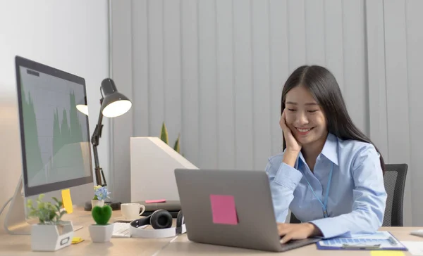 Aziatische Vrouw Studeert Online Internet Met Een Vrolijke Glimlach Thuisblijven — Stockfoto