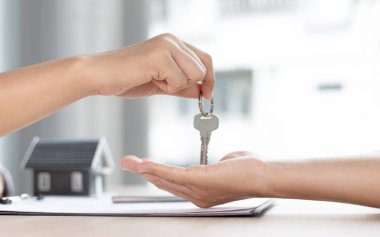 Ev satışları ya da emlak acentesi müşteriye ev satın alma sözleşmesini imzalayan, alım-satım ve yatırım planlama konseptini görüşen müşteriye anahtarı vermiştir..