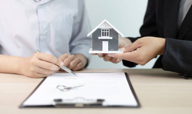 Emlakçı ya da emlakçı müşterilere ev satın alma sözleşmesi imzalama ve evi müşteriye, ev satışlarına ve ev sigortası konseptine devretme olanağı sağlıyor..