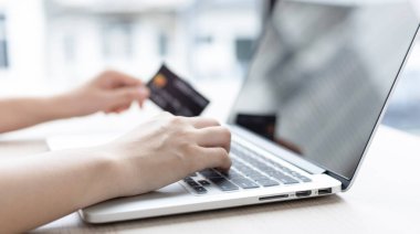 Kadınlar internet üzerinden kredi kartı ödemeleri, teknoloji ve internet dünyasında rahatlık, çevrimiçi alışveriş ve online bankacılık kavramını kullanarak online alışverişleri kaydetmek için dizüstü bilgisayar kullanıyorlar.