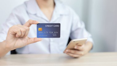 Kadınlar internet üzerinden kredi kartı ödemeleri, teknoloji ve internet dünyasında rahatlık, online alışveriş ve online bankacılık kavramını kullanarak online alışverişleri kaydetmek için akıllı telefon kullanıyorlar..