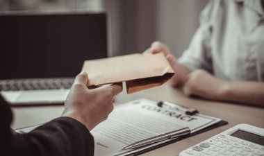 İşadamları, yasadışı arazi ve gayrimenkul, iş dolandırıcılığı ve sosyal adaletsizlik, yolsuzluk ve rüşvet kavramını satın almak için sözleşmeler imzalayan çalışanlara dolar dağıtıyor.