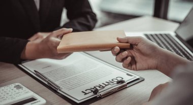 İşadamları, yasadışı arazi ve gayrimenkul, iş dolandırıcılığı ve sosyal adaletsizlik, yolsuzluk ve rüşvet kavramını satın almak için sözleşmeler imzalayan çalışanlara dolar dağıtıyor.