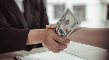 Şeytani bir plan için tebrik eden işadamları, yasadışı arazi ve gayrimenkul, yolsuzluk ve rüşvet konsepti satın almak için sözleşme imzalayan çalışanlara rüşvet olarak dolar veriyorlar..