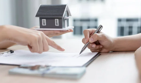 Home Agent Makelaar Stelt Klanten Staat Een Huis Kopen Contract — Stockfoto