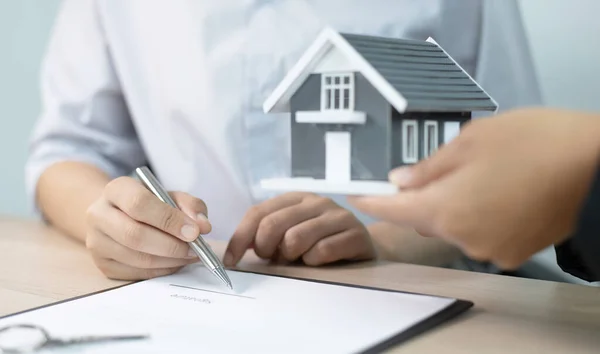 Home Agent Makelaar Stelt Klanten Staat Een Huis Kopen Contract — Stockfoto