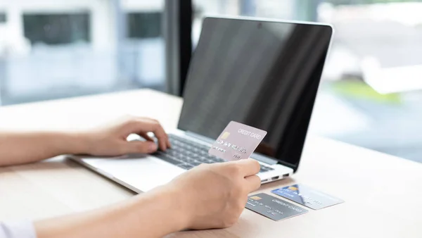 Nők Használják Laptop Regisztrálni Online Vásárlások Segítségével Hitelkártyás Fizetések Kényelem — Stock Fotó