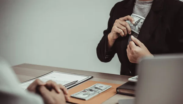 Empresários Dão Dólares Para Subornar Funcionários Assinatura Contratos Para Comprar — Fotografia de Stock