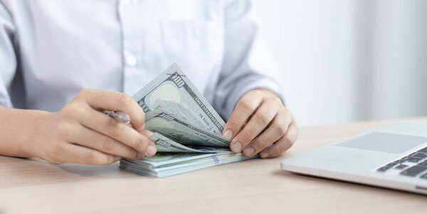 Считая деньги, бизнесмены проанализировали между наличными и кредитной картой, которую последовательно и удобно тратить в настоящее время.