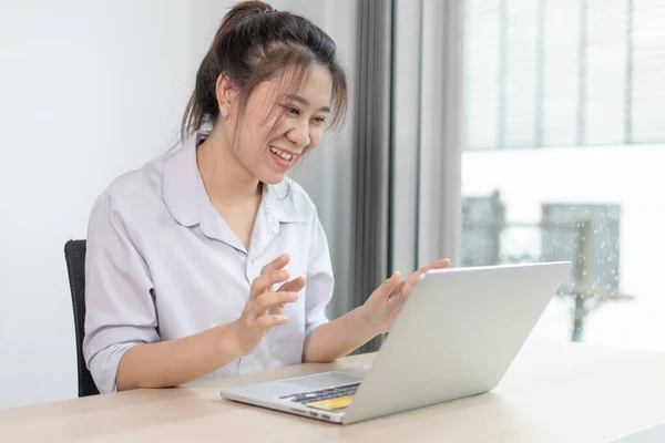 Asiatin Die Videotelefonate Auf Ihrem Laptop Privaten Büro Ihres Hauses Stockbild