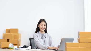 Genç bir kadın internet müşterisinden sipariş aldıktan sonra, girişimciler online ürün sattıktan veya ev konseptinde serbest iş yaptıktan sonra mutluydu..