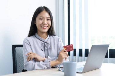 Genç kadınlar internetten alışveriş yapmaktan ve internet üzerinden ödeme yapmak için kredi kartı tutmaktan memnuniyet duyuyorlar..