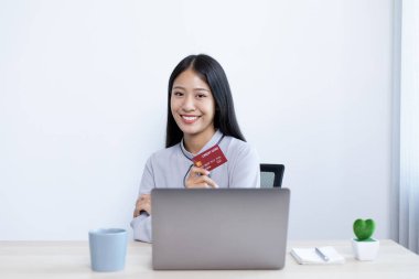 Genç kadınlar internetten alışveriş yapmaktan ve internet üzerinden ödeme yapmak için kredi kartı tutmaktan memnuniyet duyuyorlar..